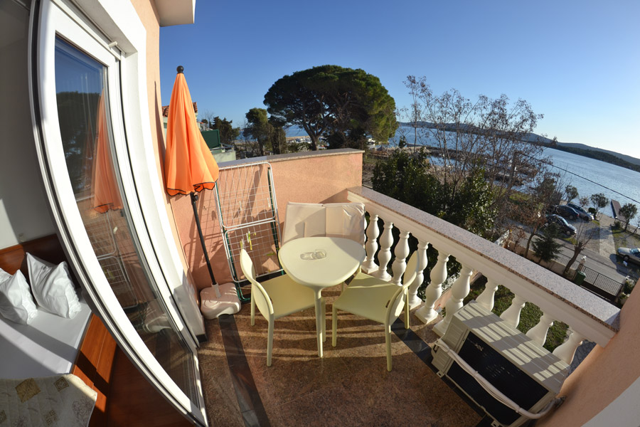 pogled na dvorište i more