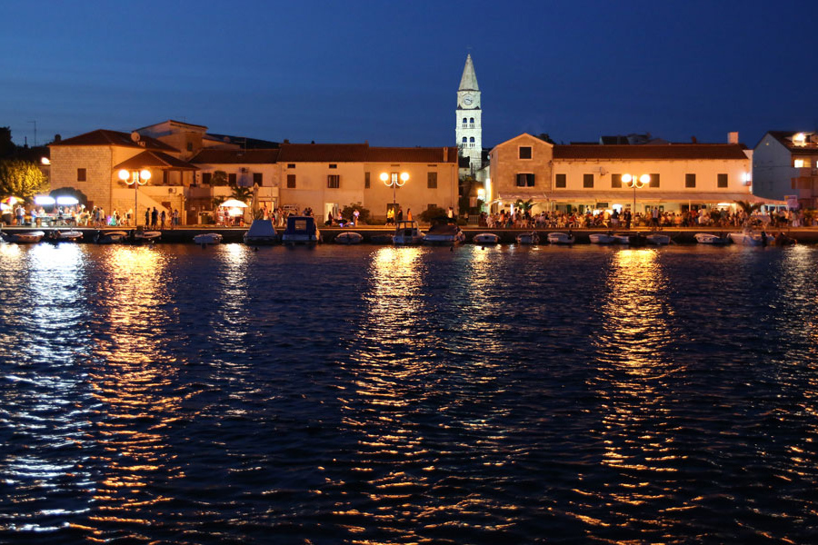 slika turnja s mora po noći