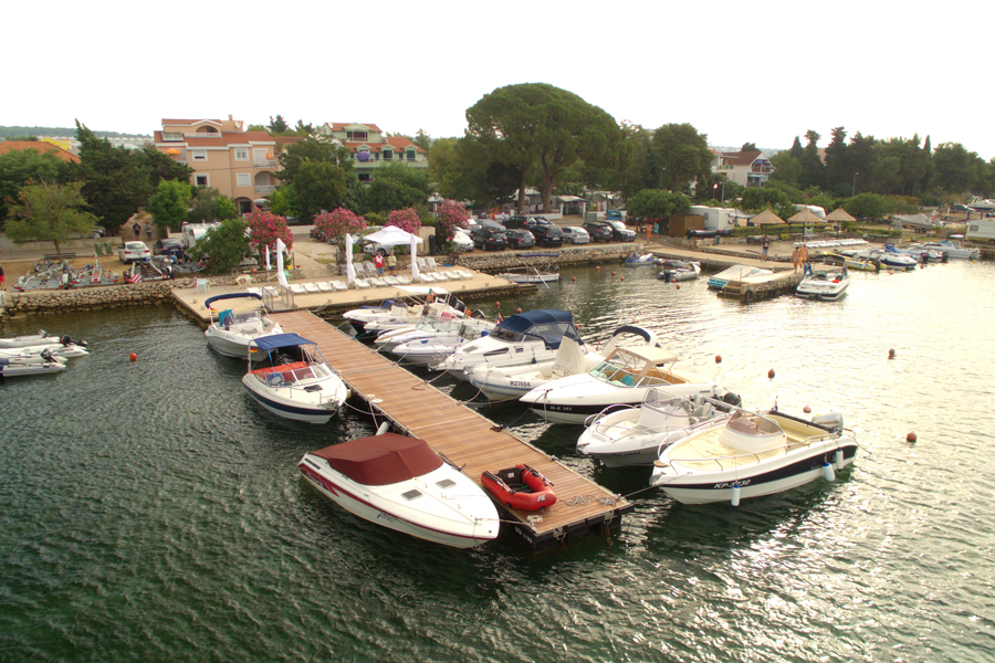 ponton za vez privatnih plovila apartmana